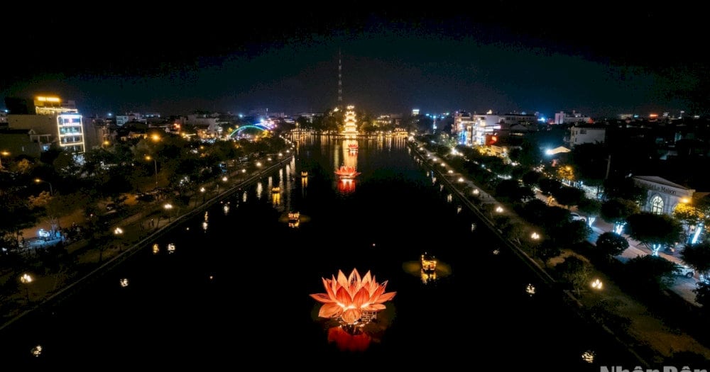 You can experience the nostalgic charm of Vietnam’s feudal era, especially when illuminated at night at Hoa Lu Ancient Town